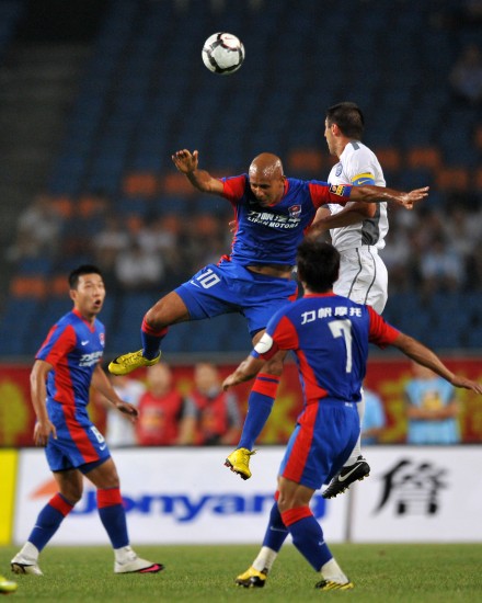 图文-[中超]重庆力帆VS天津泰达 何塞奋力争顶