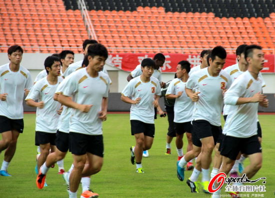 图文-恒大陕西两队适应场地训练 恒大球员慢跑