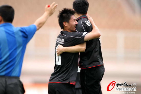 图文-中超16轮青岛vs上海 申花队员庆祝进球_