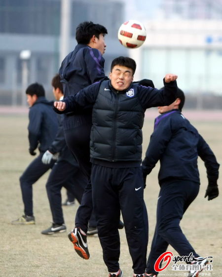 图文-天津泰达公开训练 争顶头球-体育讯,北京