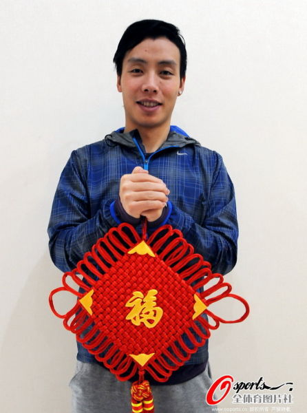 图文-陈涛抱红龙送春节祝福 陈涛送喜庆福字