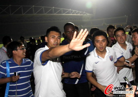 图文-申花抵达长春备战足协杯 工作人员为魔兽