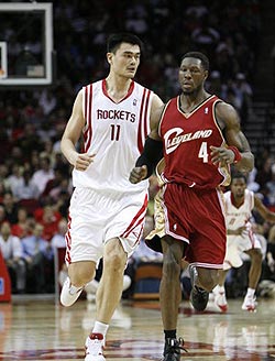 昔日鲨鱼克星被姚明攻穿 大本砍姚遭遇最惨痛