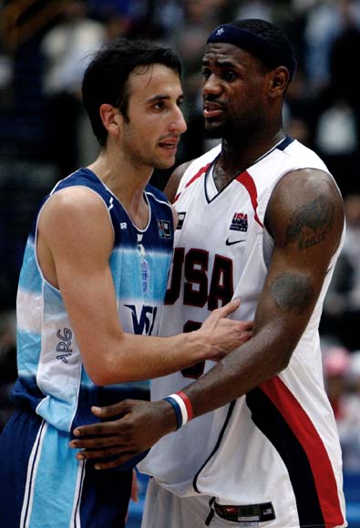 图文-美国男篮96-81阿根廷 詹姆斯安慰吉诺比