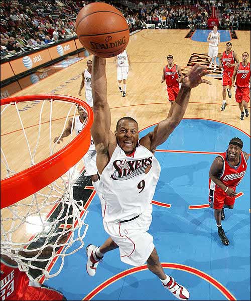 图文-07年度NBA比赛最佳图片 76人扣将战斧灌