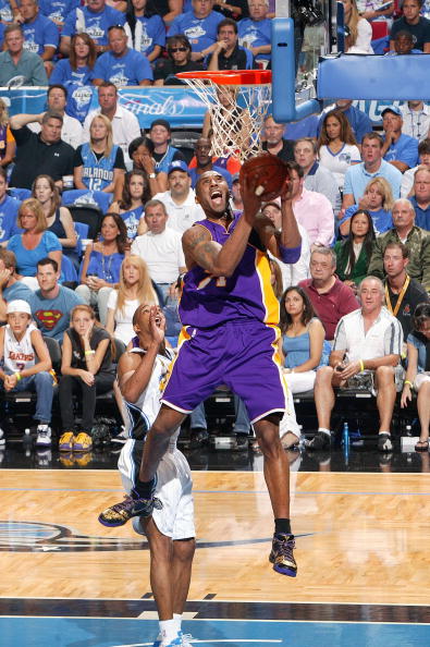 图文-[总决赛V]湖人vs魔术 科比空中表演_篮球