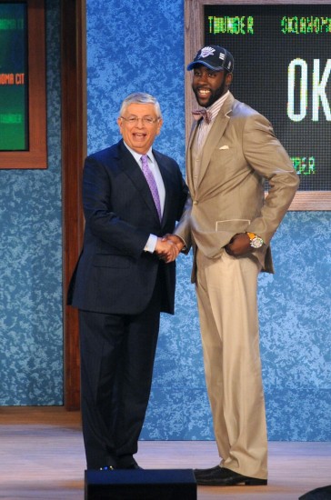 图文-2009年NBA选秀大会现场 哈登与斯特恩握