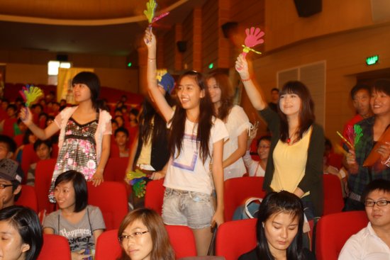 图文-手机新浪网体育新主播决赛 美女观众在助