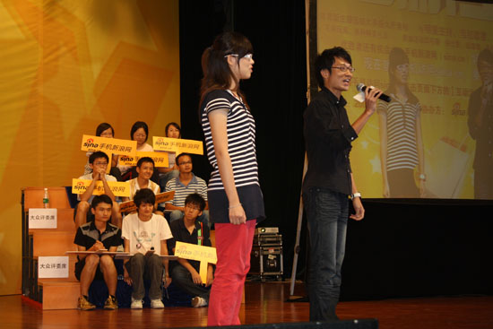 图文-手机新浪网体育新主播决赛 陈伟楠PK魏启