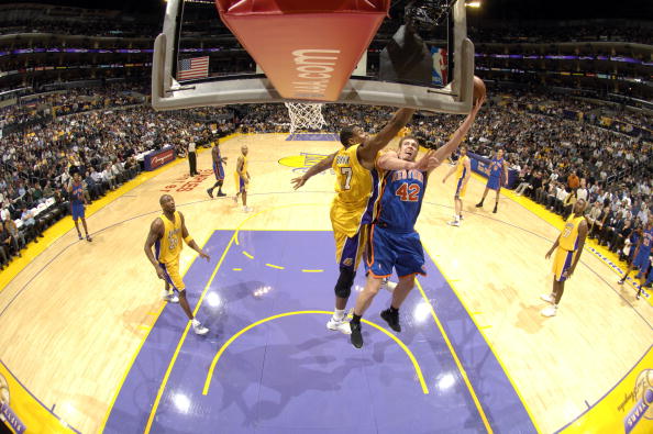 图文-[常规赛]尼克斯vs湖人 大卫李无惧拜纳姆_