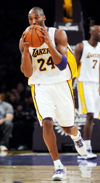 图文-[常规赛]篮网VS湖人 科比亲吻篮球_篮球-