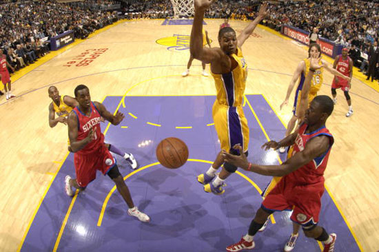 图文-[常规赛]76人VS湖人 霍利迪助攻戴勒姆波