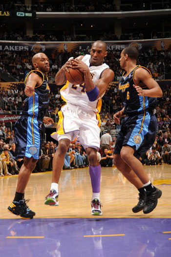 图文-[常规赛]掘金VS湖人 小飞侠突破双人夹击