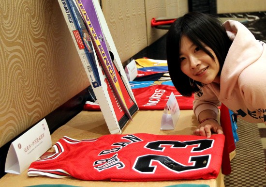 图文-上海体育博物馆展示NBA藏品 与乔丹球衣