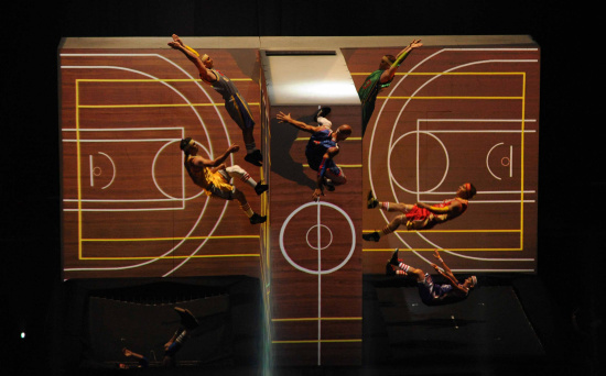 图文-2010世界男篮世锦赛开幕 篮球场上的舞者
