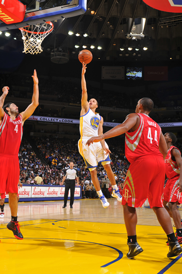 图文-[常规赛]火箭vs勇士 库里突破单手抛投_篮