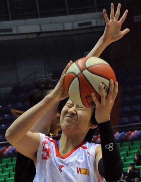 图文-[WCBA]黑龙江丰绅VS福建沃特 高颂强行