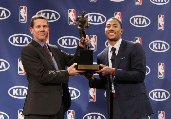 图文-罗斯当选常规赛MVP发布会 罗斯接受颁奖