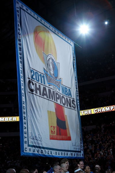 图文-达拉斯小牛冠军颁奖礼 球员与冠军旗合影