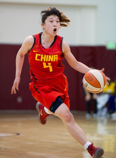 图文-热身赛中国女篮负洛杉矶火花 杨半伴带球