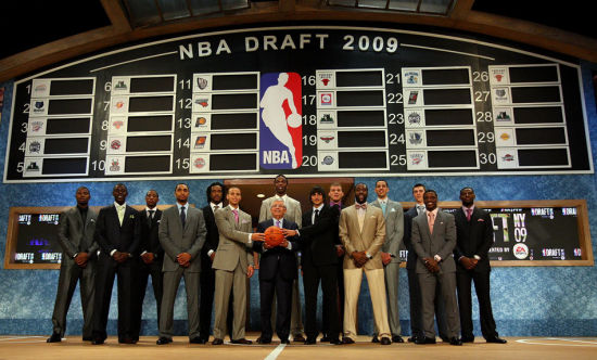图文-NBA近十年选秀大会合影 09年野兽格里芬
