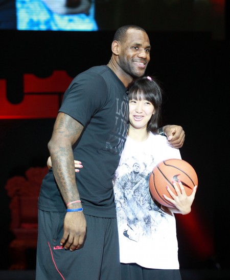 图文-詹姆斯与中国小球员交流 詹姆斯与球迷合