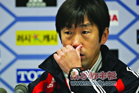 内外交困之中的高洪波:孤独背影如千斤重担压