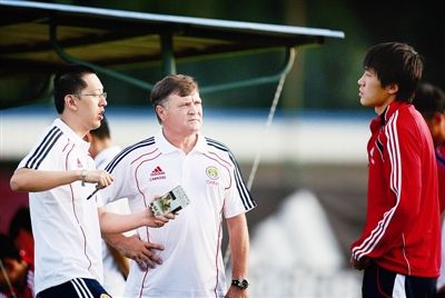 卡马乔翻译引争议:嗓门小不懂足球 新人下周到