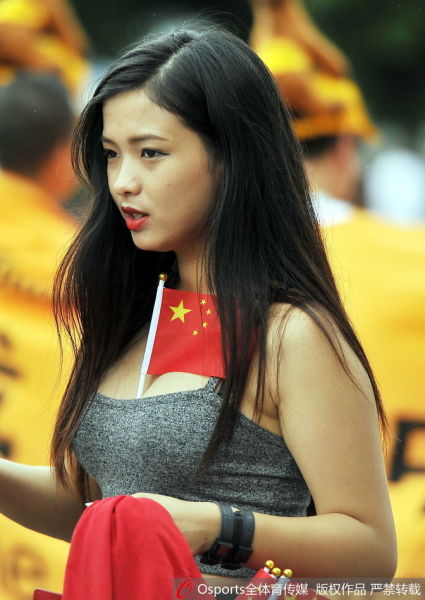 中国美女球迷胸夹国旗助威