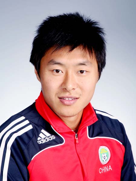图文-中国男足奥运代表团 前锋球员姜宁