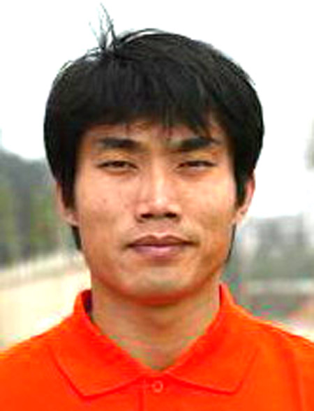 图文-中国男足奥运代表团中场球员郑智