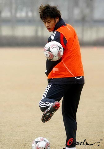 图文-新国足第一次有球训练 杜震宇杂耍皮球_