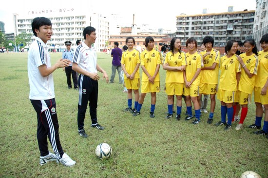 图文-中国男足走进南宁校园 邓卓翔与小球迷互