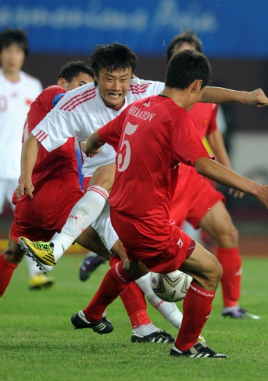 图文-中国国奥2-1吉尔吉斯斯坦 国奥惨遭对手包