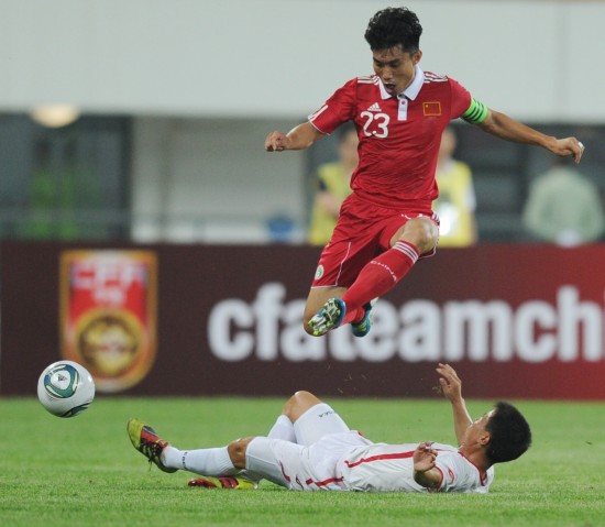 图文-[热身赛]国足VS朝鲜国家队 郑智躲过飞铲