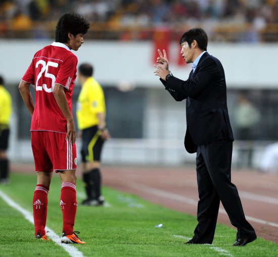 图文-[热身赛]国足VS朝鲜国家队 高洪波面授机