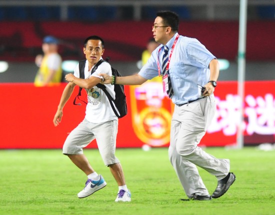 图文-[热身赛]中国3-0越南 工作人员追逐入场球