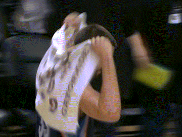 动图-兄弟辛苦咯,帮你擦擦汗_篮球-nba_新浪竞技风暴