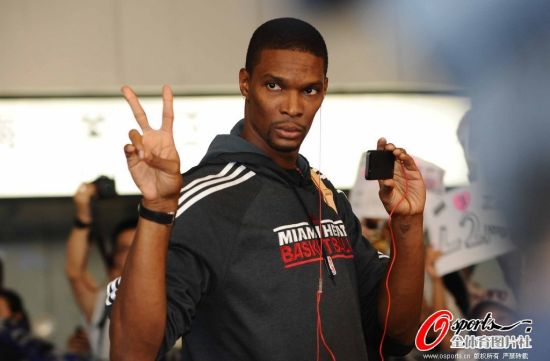 图文-NBA中国赛热火抵达北京 龙王V字手势_篮