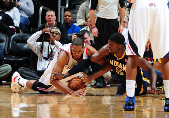 图文-NBA[常规赛]11月8日赛况 抢球非常激烈_