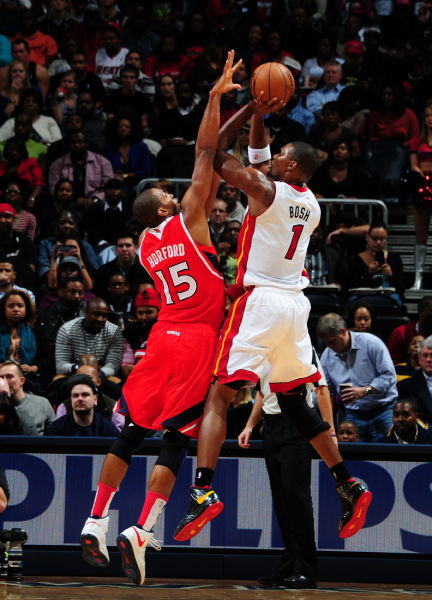 图文-[常规赛]热火95-89老鹰波什急停跳投