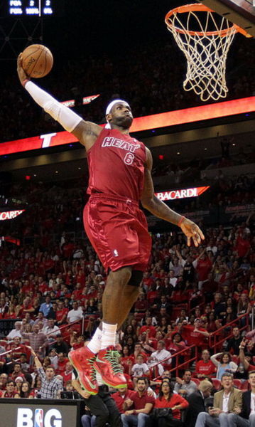 图文-[常规赛]雷霆97-103热火詹姆斯滑翔劈扣_