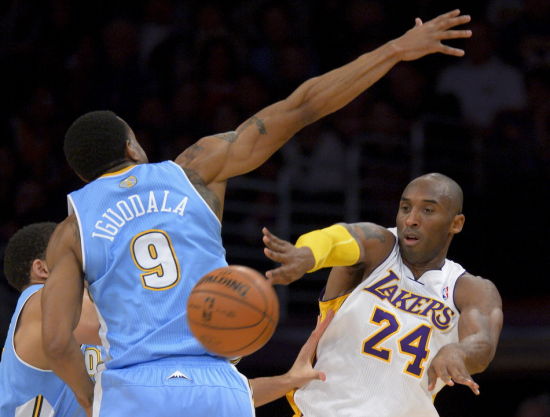 图文-[常规赛]掘金112-105湖人 科比突破分球_