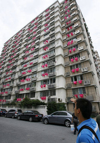 图文-耐克发布纳达尔T恤游客纷纷驻足观看