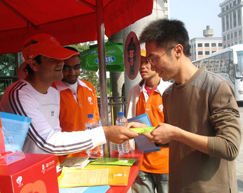 北京城市志愿者十一服务周结束 抖擞精神迎接十七大