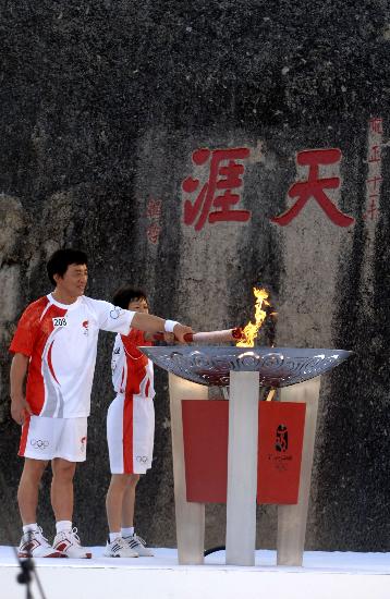 成龙希望圣火传递中国的友爱和平蒲慧芳体验神圣感