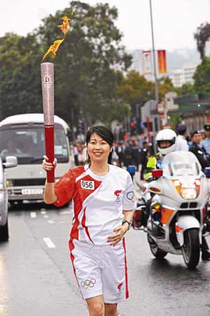 香港怀孕火炬手成传媒焦点母女同心传圣火图