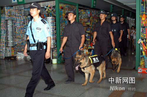 中国小商品城武装特警亮相街头确保平安奥运