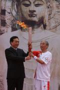 图文-奥运圣火在洛阳传递 中国书法掌门人领跑
