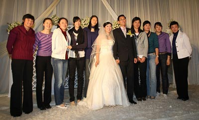 10月12日,张娜在天津完婚.女排队员在解散前来了一次"红色大团圆.